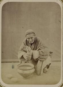 Una de las fotografías más antiguas de las que tenemos registros. Un hindú prepara Bhang (bebida tradicional de la India a base de leche, cannabis y especias), entre los años 1865 y 1872
