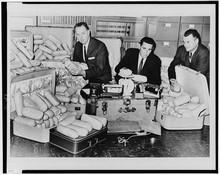 Agentes de narcóticos con más de 180 kgs de marihuana en EEUU hacia el año 1963
