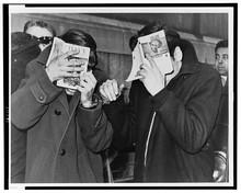 Dos estudiantes se cubren la cara con un libro tras ser arrestados por posesión de marihuana, en marzo de 1968