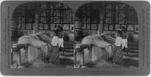 Las fibras de cáñamo debían ser tratadas antes de poder convertirse en textil, aquí vemos una foto de este proceso, en Manila hacia 1906